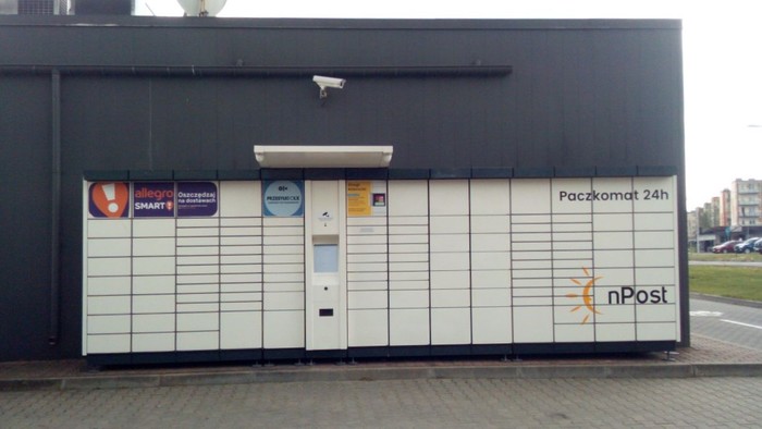Paczkomat KZC01A Na stacji paliw Statoil, przy tylnej ścianie budynku