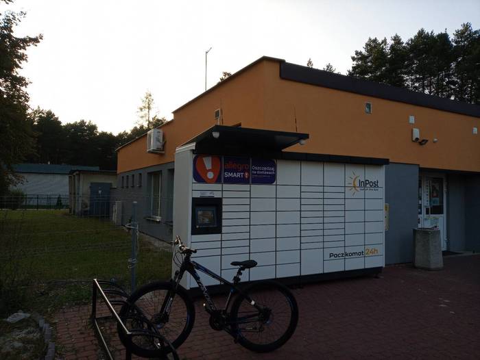 Paczkomat KZC04M Przy wejściu
