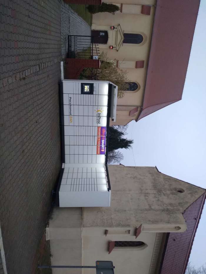 Paczkomat KZG01M na parkingu