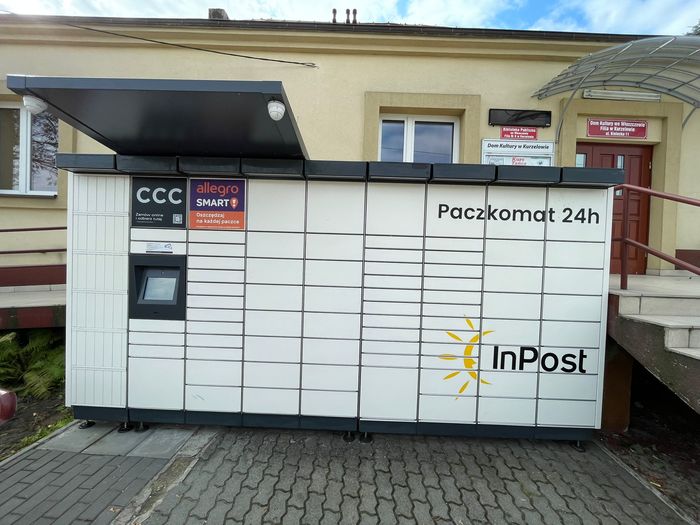 Parcel Locker KZL01M Przed wejściem do biblioteki i Domu Kultury