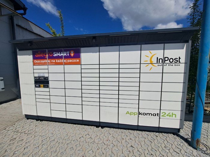 Paczkomat KZM01BAPP parking przed budynkiem