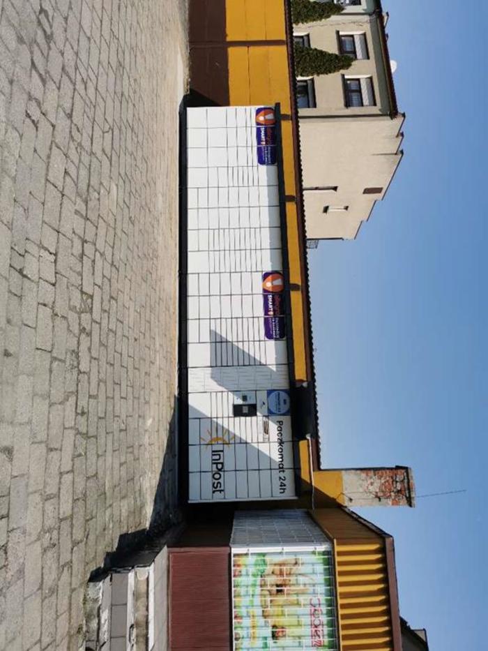 Поштомат KZM01N parking przy sklepie spożywczym