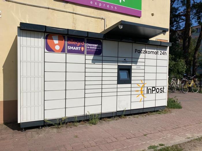 Paczkomat KZN01M Przy bocznej ścianie sklepu Stokrotka