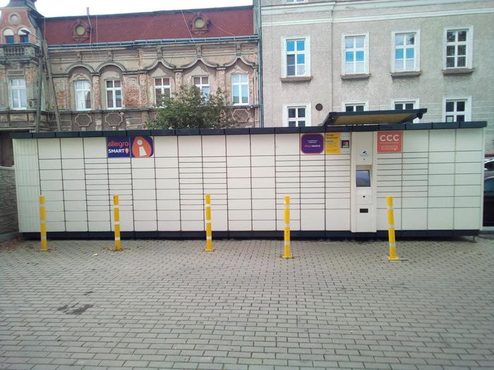 Paczkomat KZW01A Przy sklepie obok dworca PKS