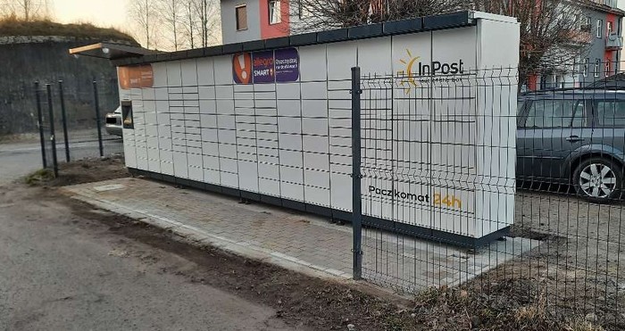 Paczkomat KZW03M na parkingu obok bloku nr 6