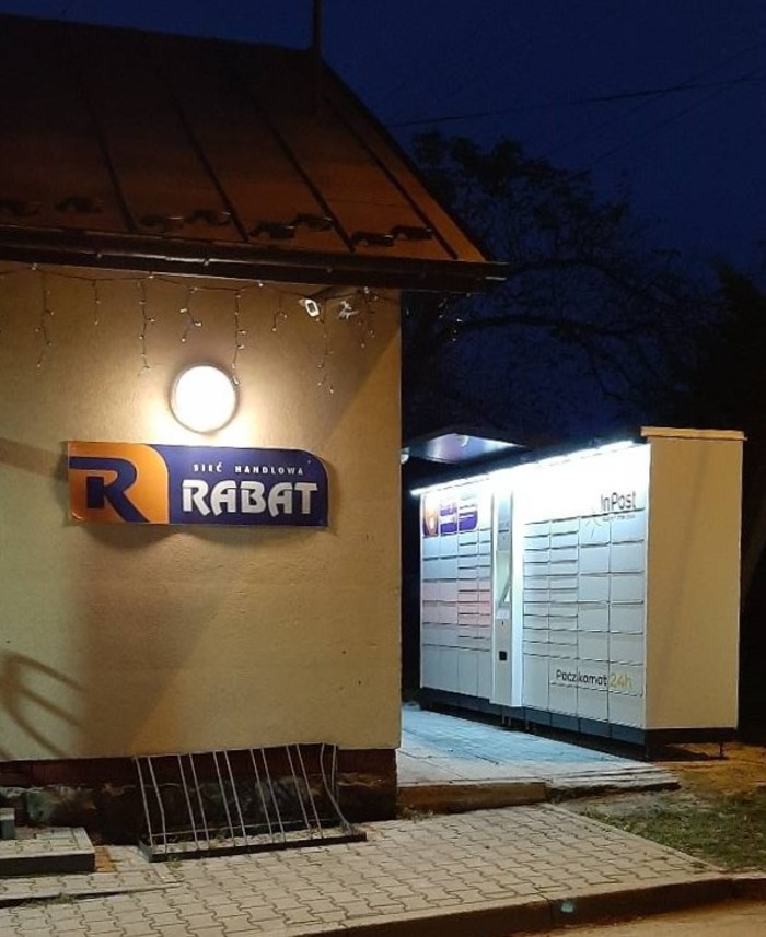 Paczkomat KZY01A obok sklepu