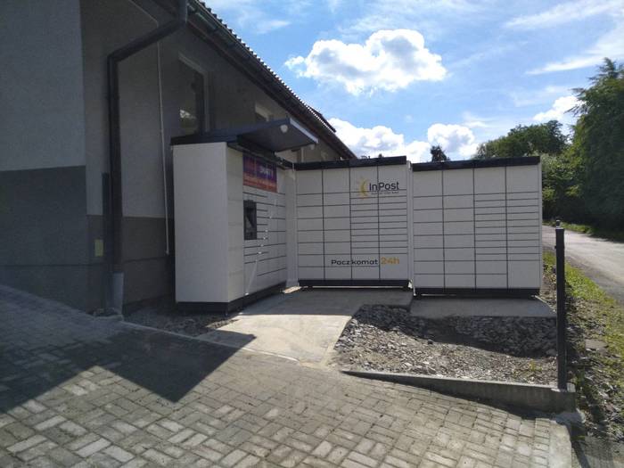 Parcel Locker KZY08M na parkingu obok stacji kontroli pojazdów