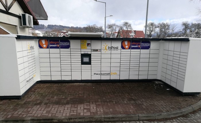 Paczkomat KZZ01M Po lewej stronie od wejścia.