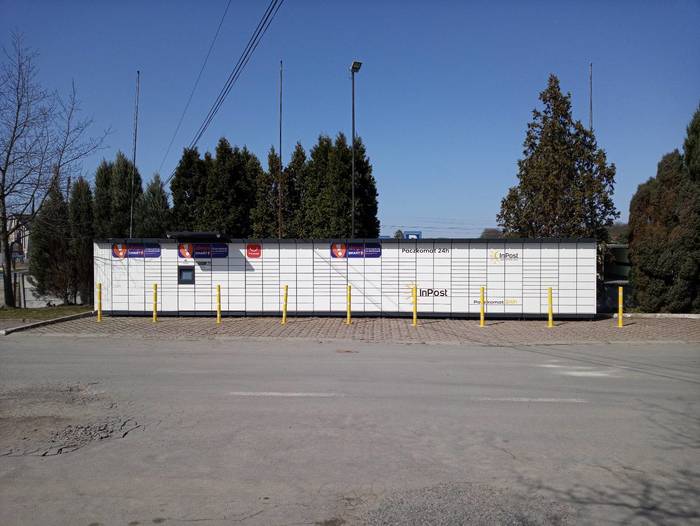 Paczkomat LAA01M Stacja Petro-Tar, parking przy wyjeździe.