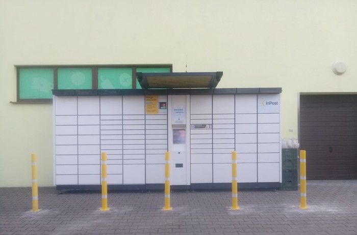 Paczkomat LAD01A Przy sklepie Delikatesy Centrum.