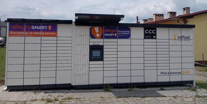 Paczkomat LAG02M Przy parkingu obok sklepu
