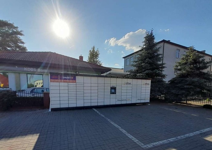 Paczkomat LAI02M na parkingu