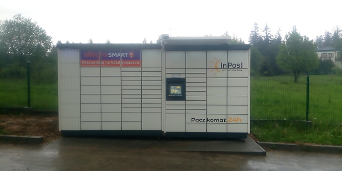 Paczkomat LAL01M Na parkingu przed OSP
