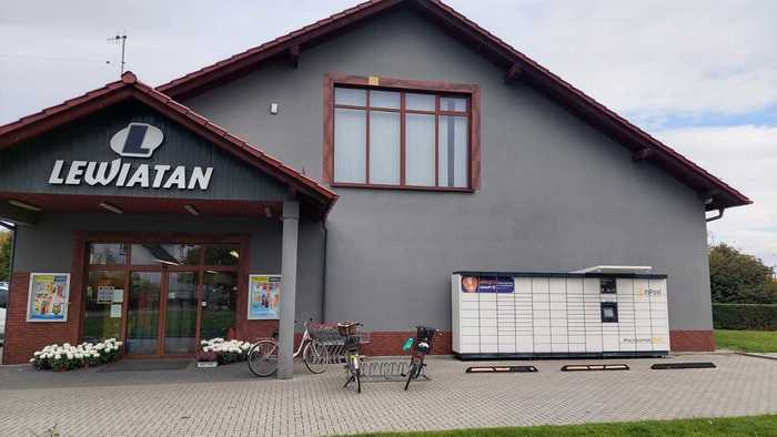Paczkomat LAM02M Po prawej stronie od wejścia do supermarketu