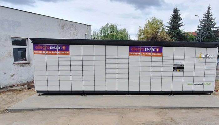 Paczkomat LAN03BAPP Tylny parking  naprzeciwko sklepu PSS Społem