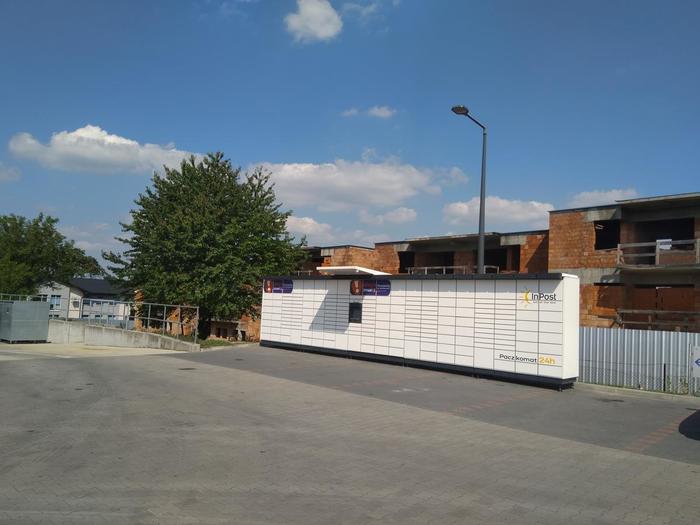 Paczkomat LAN04M Na parkingu sklepu LIDL