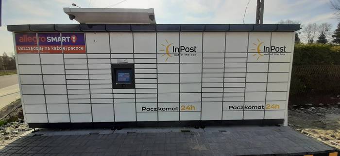 Parcel Locker LAND01M na parkingu obok sklepu