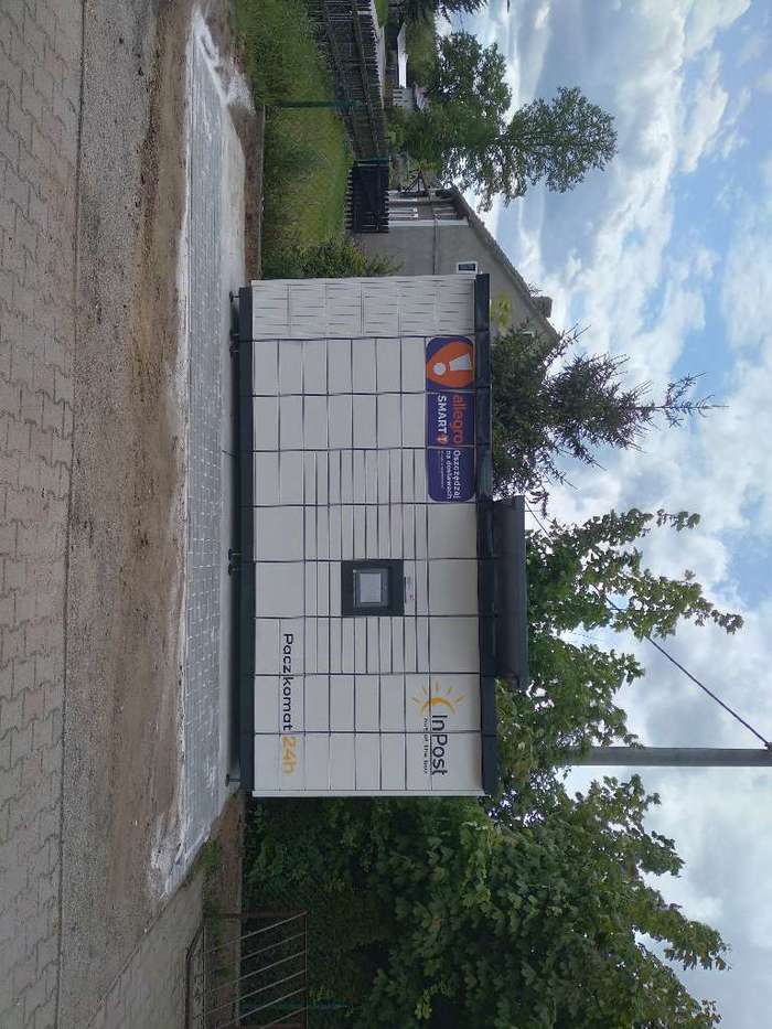 Paczkomat LAO01M Po lewej stronie od wejścia.
