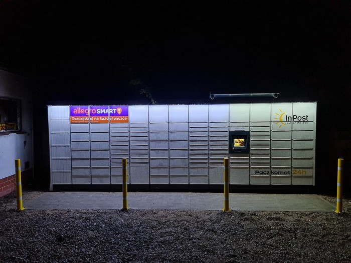 Parcel Locker LAP05M Przy sklepie Gama, na parkingu za sklepem