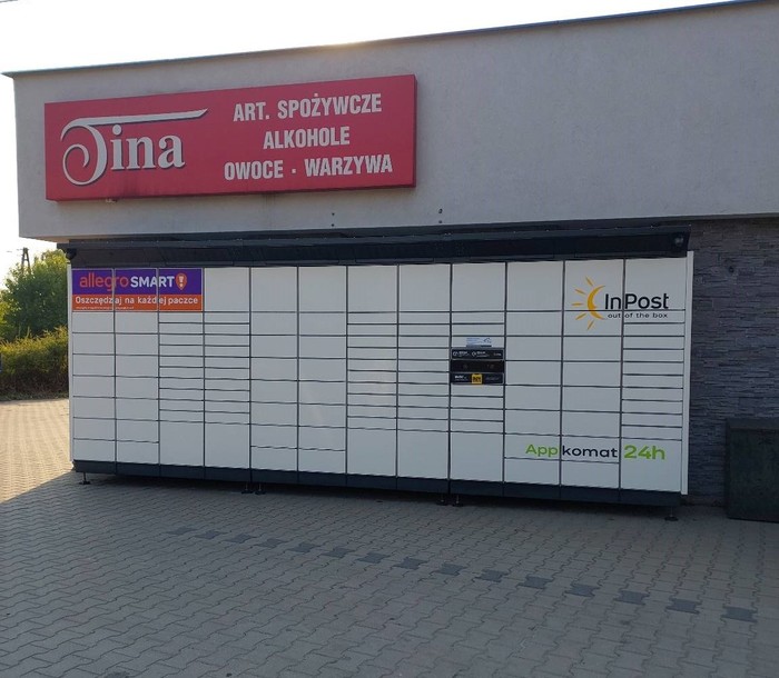 Paczkomat LAS02BAPP Na parkingu przy Sklepie Tina