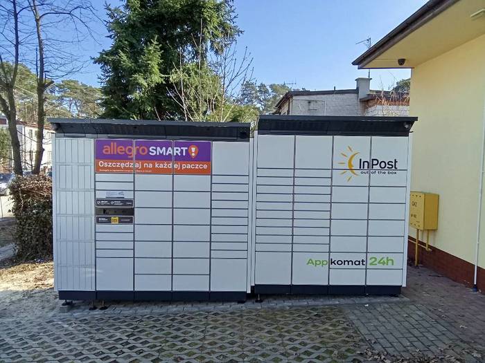Paczkomat LAS03BAPP Na parkingu przy sklepie Tina