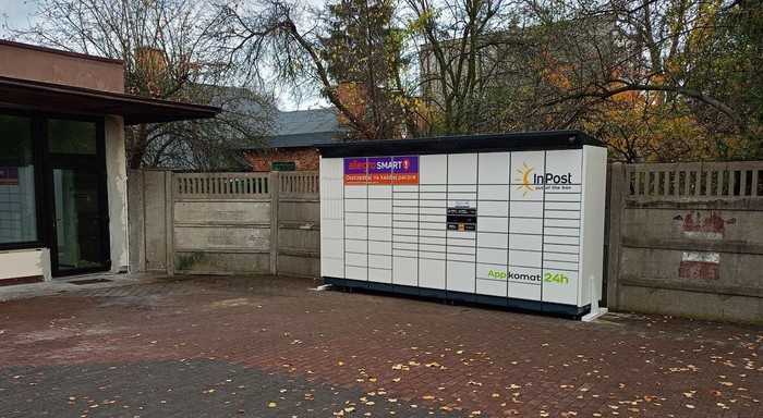Paczkomat LAS04BAPP Na parkingu przy pawilonach handlowych