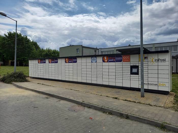 Paczkomat LAS04M Na parkingu marketu Netto