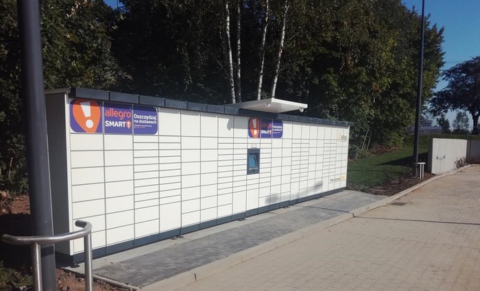 Paczkomat LAS05M Na parkingu marketu Lidl