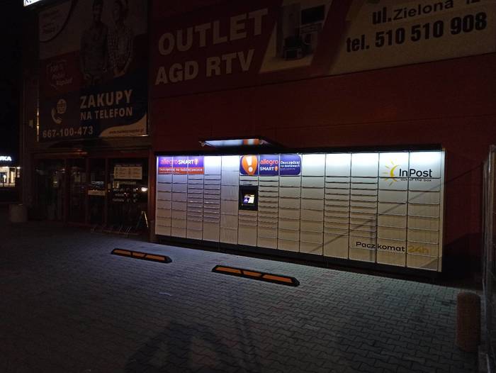Paczkomat LAS09M Na parkingu marketu Majster