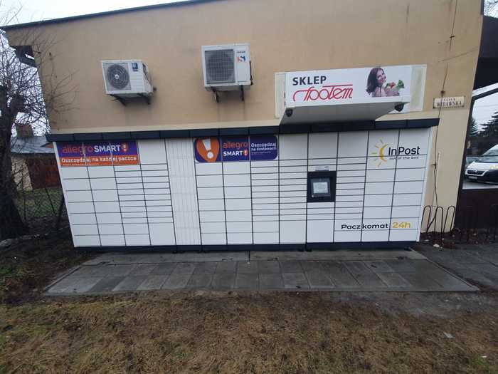 Parcel Locker LAS10M Na parkingu sklepu Społem