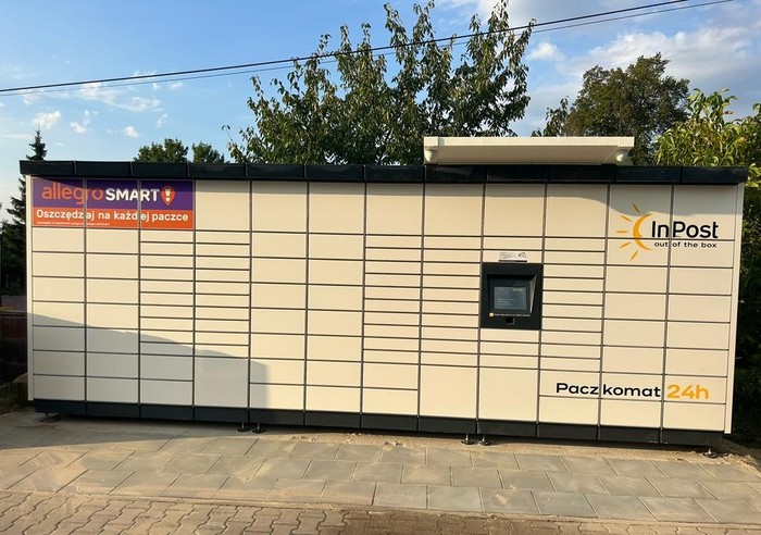 Paczkomat LASK01M przy sklepie spożywczym