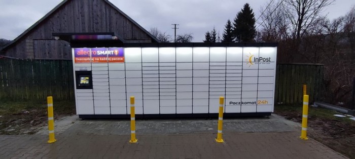 Parcel Locker LAW01M Na parkingu przed sklepem Lewiatan