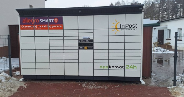 Parcel Locker LAZ02BAPP plecami do garażu od strony chodnika