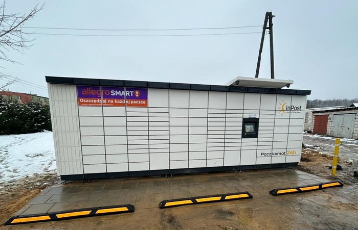 Paczkomat LAZI01M Przy garażach, za sklepem spożywczym
