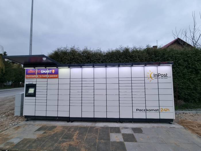 Paczkomat LBA06M Parking sklepu przy ulicy SZOPENA