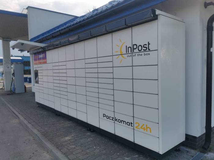 Paczkomat LBA07M Z boku stacji