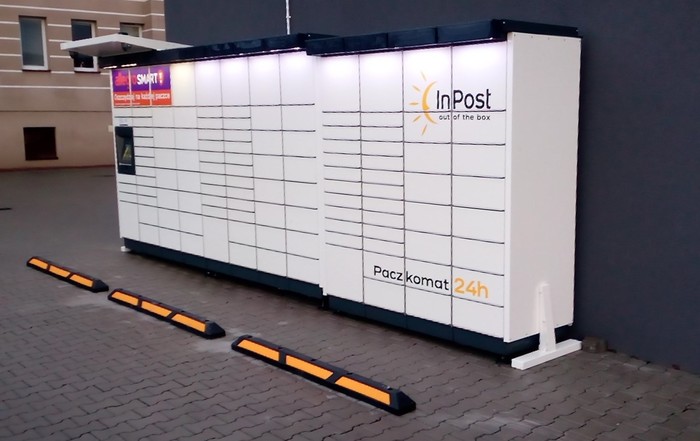 Paczkomat LBA08M Z tyłu sklepu