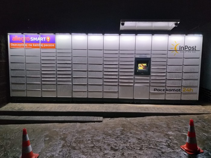 Paczkomat LBC02M Na parkingu przy stacji paliw