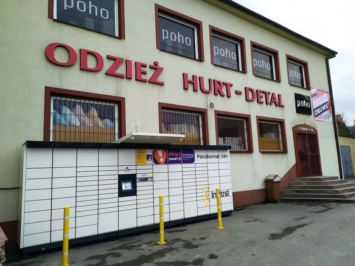 Paczkomat LBE01M Przy wejściu do sklepu z odzieżą