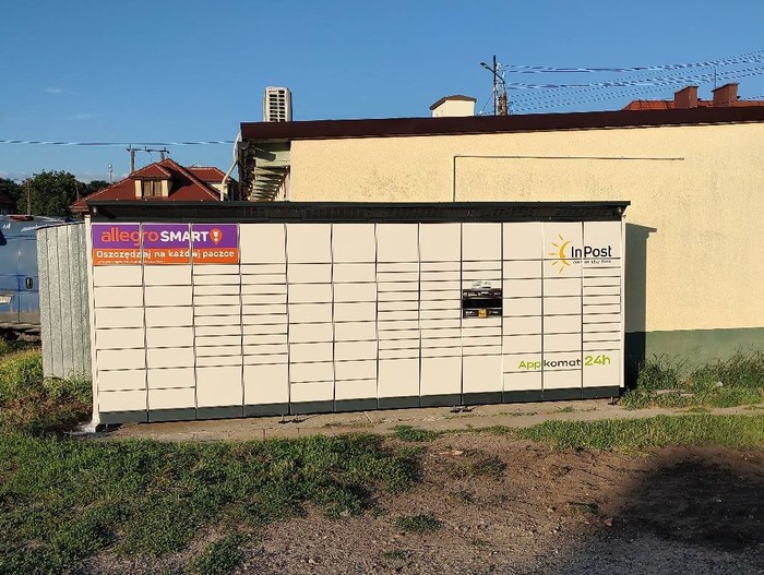 Parcel Locker LBI01BAPP Po lewej stronie od wejścia do sklepu ABC