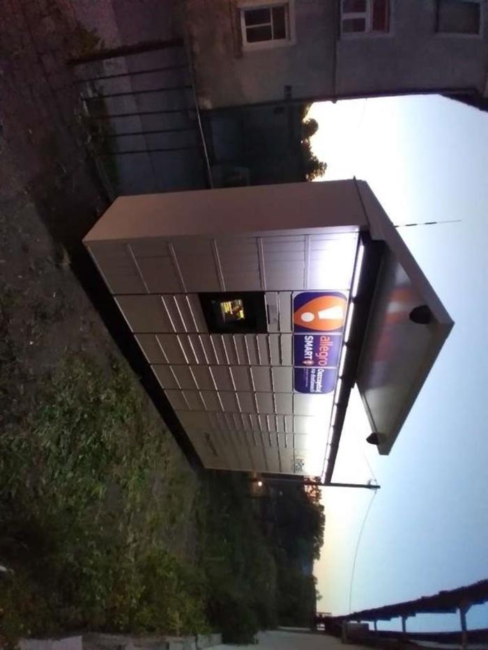 Поштомат LBM01M Po lewej stronie od wejścia.