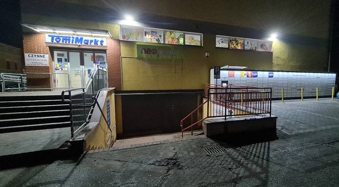 Paczkomat LBR01M Po prawej stronie od wejścia do sklepu NeoPunkt
