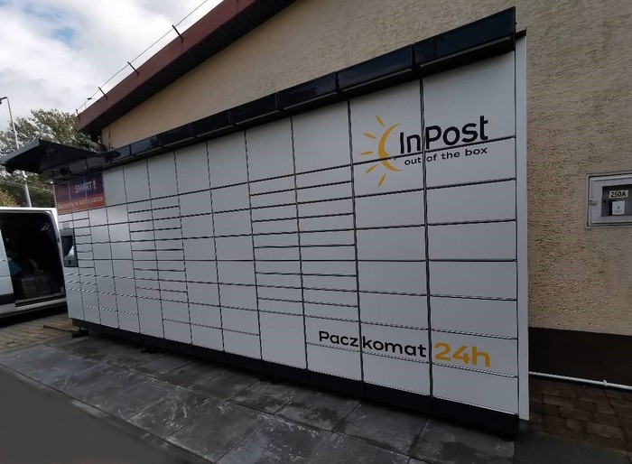 Paczkomat LBT02M Boczna ściana sklepu