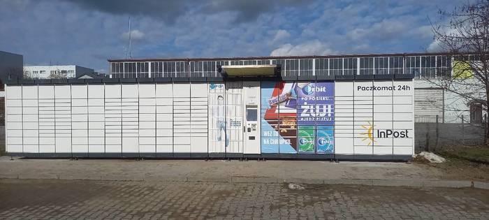 Paczkomat LBU01L Przy parkingu Polo, koło wjazdu dostaw.