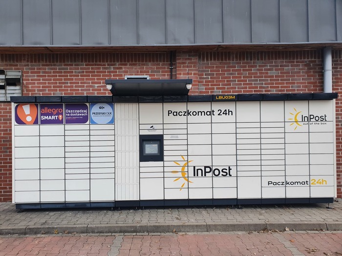 Paczkomat LBU03M Za sklepem Aldi, przy parkingu PKS