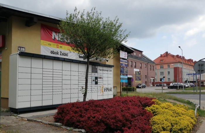 Paczkomat LBU04N Na prywatnej posesji, po prawej stronie od wejścia do budynku