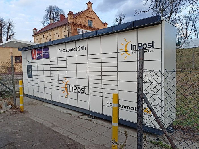 Paczkomat LBU05M Na parkingu przy warsztacie samochodowym