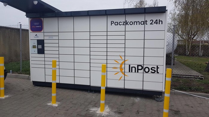 Paczkomat LBU05N Na parkingu stacji paliw Pieprzyk, po lewej stronie