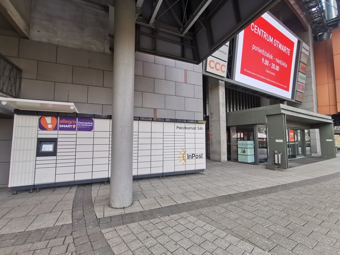 Paczkomat LBU06M Od strony ul. Wrocławskiej przy Cuprum Arena