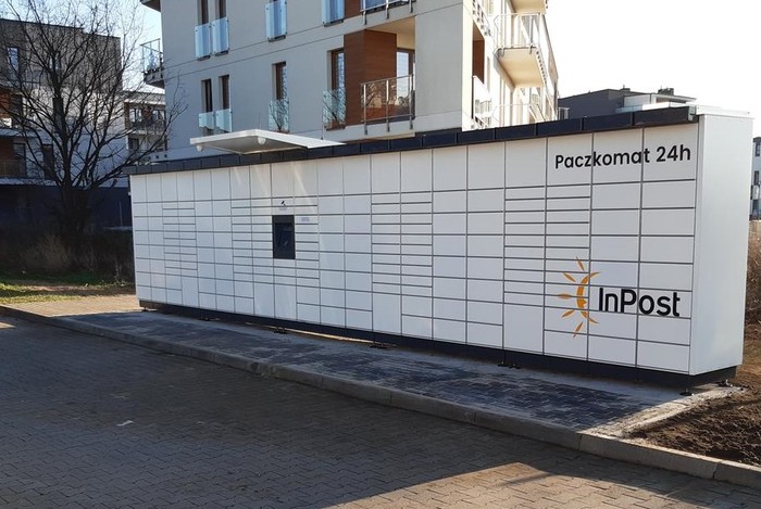 Поштомат LBU07M Po prawej stronie od wejścia do sklepu Lidl